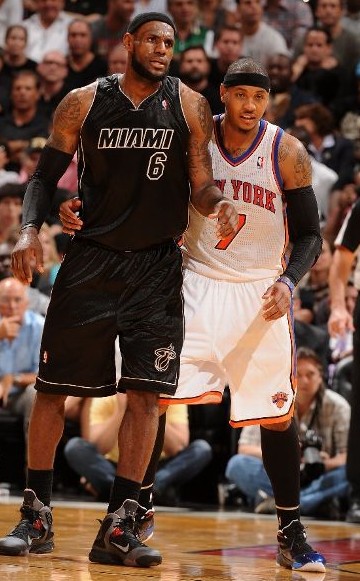 [NBA]詹姆斯宝刀未老 无球顺下双手暴扣